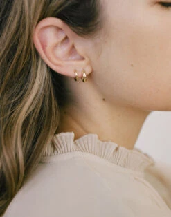 Madewell Kinn™ 14k Gold Petite Huggie Hoop Earrings -Madewell Sales M7441 EC7246 d2