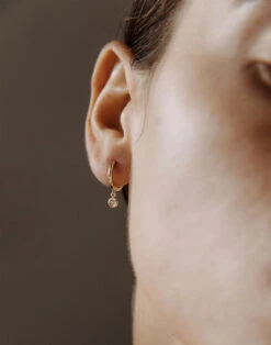 Madewell Kinn™ 14k Gold Kara Round Diamond Huggie Hoop Earrings -Madewell Sales M7465 EC7246 d2