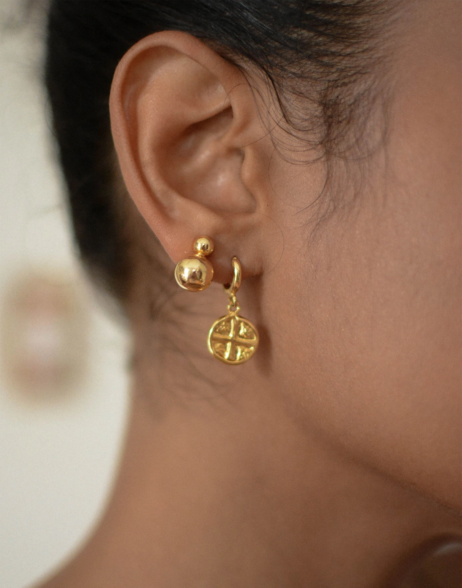 Madewell NASHIRA ARNÓ 18k Gold Vermeil Karla Mini Coin Charm Huggie Hoop Earrings 2 Madewell NASHIRA ARNÓ 18k Gold Vermeil Karla Mini Coin Charm Huggie Hoop Earrings - Image 2